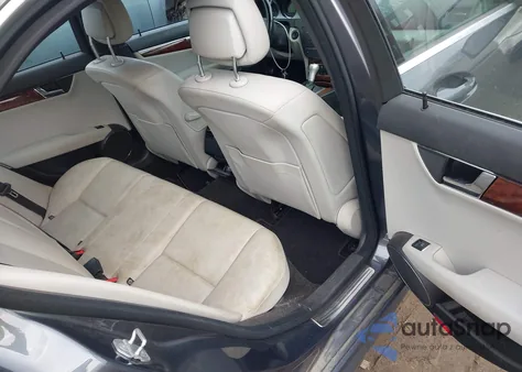 2011 Mercedes-Benz C 300 Sport 4Matic z USA, uszkodzony, nr VIN WDDGF8BB8BR144670